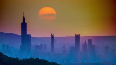 Duygusal Taipei Günbatımı: Korkunç Gökyüzü ve Taipei 'nin Muhteşem Akşam Görüşleri: Dinamik Bulutlar ve Şehir Manzarası.