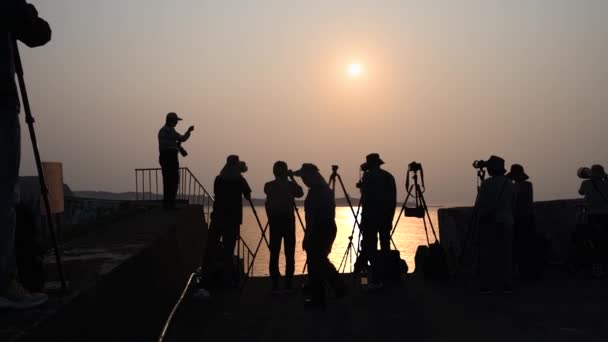 Siluetas Muchos Fotógrafos Junto Mar Atardecer Fugui Cape Lighthouse Conocido — Vídeo de stock