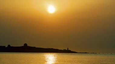 Sahilde oynar, yengeç ve balık arar, günbatımını izlerdim. Fugui Burnu Deniz Feneri, günbatımı çekimleri ve turistik yerleriyle ünlüdür..