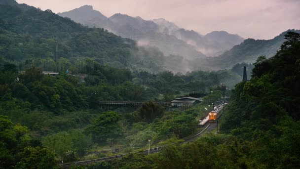 Alacakaranlıkta Sarı Tren Vadideki Istasyondan Yavaşça Ayrıldı Wanggu Tren Stasyonu — Stok video