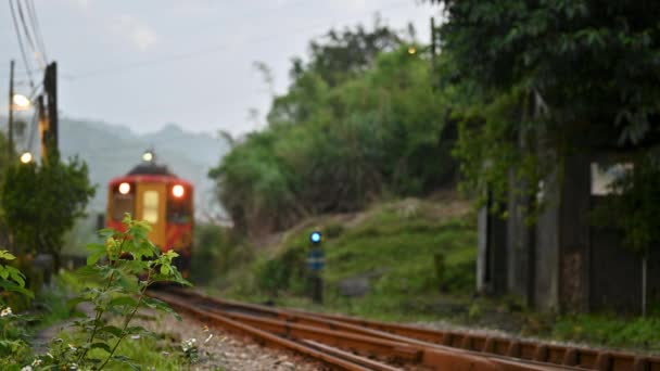 Comboio Diesel Amarelo Passa Pela Câmara Desfocado Linha Pingxi Mais — Vídeo de Stock