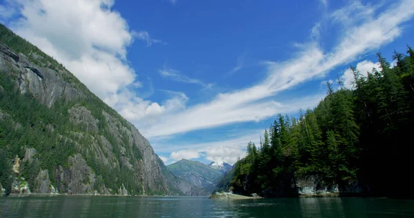 Cattura Splendide Nuvole Bianche Cieli Blu Foreste Verdi Montagne Avventura — Foto Stock
