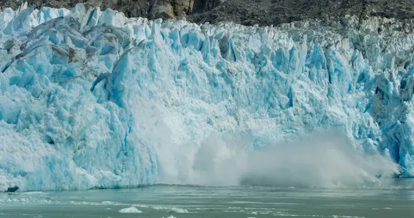Látványos Gleccser Borjú Jégkockák Hullottak Vízbe Mint Egy Robbanás Sziklák — Stock Fotó