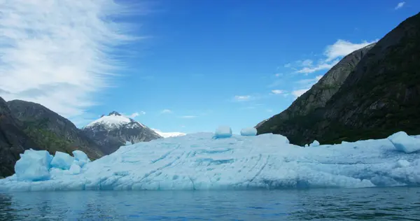 Спостерігайте Льодом Айсбергами Річці Маленькому Човні Rocks Ice Rivers Forests — стокове фото