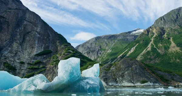 Спостерігайте Льодом Айсбергами Річці Маленькому Човні Rocks Ice Rivers Forests — стокове фото