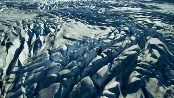 融化的冰川呈现灰白色的地形 冰融化成河流 探索阿拉斯加的夏季风景 不同寻常的冰川融化现象 — 图库视频影像