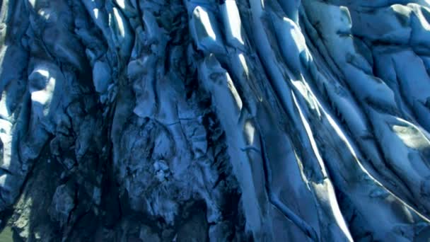 氷解する氷河は灰白色の地形を示す 氷は川に溶け込んだ アラスカの夏の風景を発見 珍しい氷河融解現象 — ストック動画