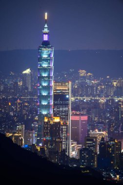 Fantezi mavi gökyüzü. Taipei şehrinin hareketli ve hareketli gece sahnesi. Dağlarla çevrili şehrin gece manzarası puslu ve rüya gibi. Dajianshan, Tayvan