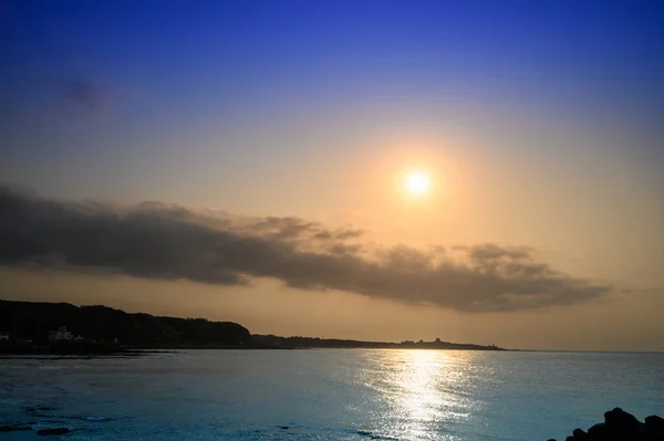 Strand Spielen Nach Fischen Und Krebsen Ausschau Halten Den Sonnenuntergang — Stockfoto