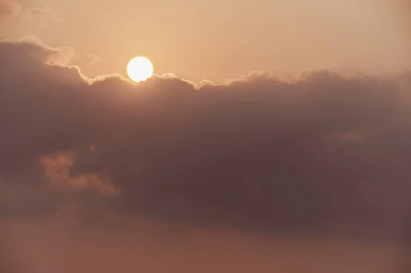 Matahari Terbenam Ditutupi Oleh Awan Dan Kemudian Mengungkapkan Lagi Pemandangan — Stok Foto