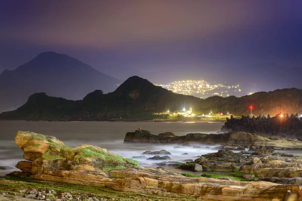 Una Vista Notturna Sognante Nebbiosa Villaggio Montagna Fronte Mare Guardando — Foto Stock