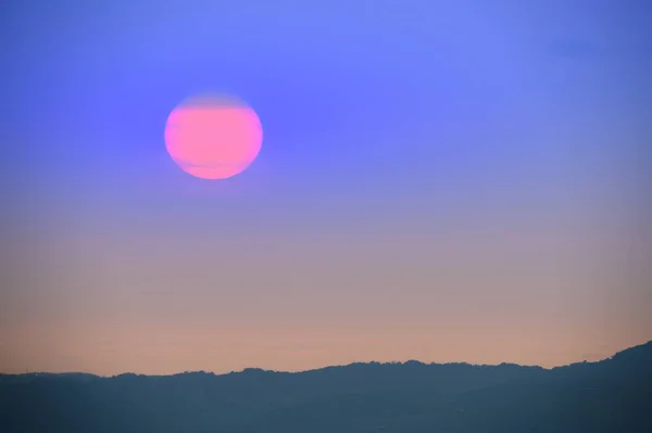 Matahari Terbenam Atas Pegunungan Orange Sun Dips Horizon Sebuah Pemandangan — Stok Foto