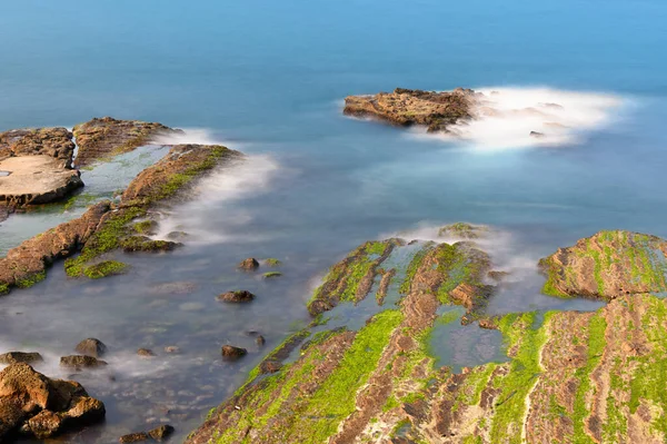 Groeit Wat Groen Mos Rotsen Het Strand Uitzicht Keelung Island — Stockfoto