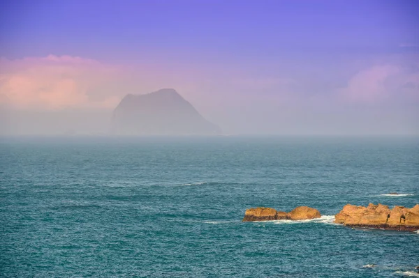 Una Piccola Isola Avvolta Nella Nebbia Nel Mare Blu Nel — Foto Stock