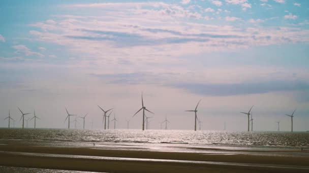 Los Fanáticos Las Turbinas Eólicas Giran Sobre Brillante Mar Cielo — Vídeos de Stock