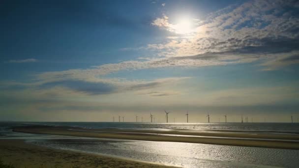 Fans Van Windturbines Draaien Sprankelende Zee Dynamische Wolken Bij Zonsondergang — Stockvideo
