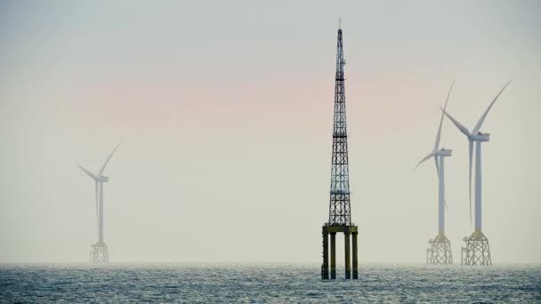Wentylatory Turbin Wiatrowych Wirują Nad Musującym Morzem Morska Farma Wiatrowa — Wideo stockowe