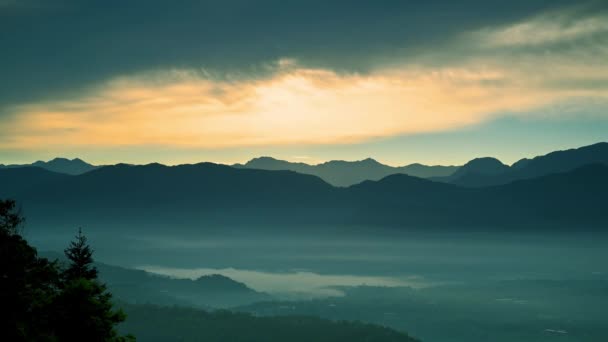 黎明前 天空中有一片橙色的移动的云彩 捕捉这里的日出和云海 台湾南头金龙山 — 图库视频影像