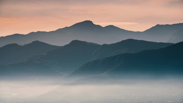 白云的层次结构和山顶的层次结构相互补充 捕捉这里的日出和云海 台湾南头金龙山 — 图库视频影像