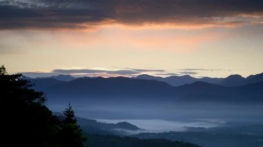 Gün doğumunun tam süreci. Bulut ışığı köyde parlıyor. Güneşin doğuşunu ve bulutların denizini yakalayın. Jinlong Dağı, Nantou, Tayvan