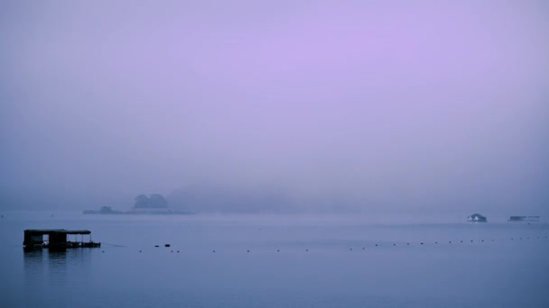 เมฆไดนาม กและหมอกท ฉลาดระลอกคล บอบบางบนทะเลสาบ ทะเลสาบซ นตอนเช นเหม อนความฝ นตนาการ ความล — วีดีโอสต็อก