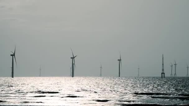 風力タービンのファンは輝く海の上で回転します 台湾北西部沖の洋上風力発電所 緑の力の一つ — ストック動画