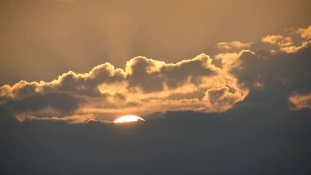Gün Batımında Güneş Hızlı Hareket Eden Bulutlar Tarafından Karartıldı Gökyüzündeki — Stok video
