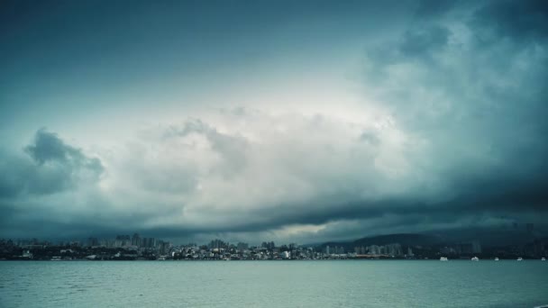 在多云的日子里 淡水河上空的云彩飞扬 新台北市巴厘岛左岸俯瞰三井的大楼 — 图库视频影像