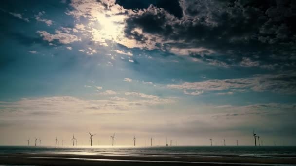 Los Fanáticos Las Turbinas Eólicas Giran Sobre Brillante Mar Rayo — Vídeos de Stock