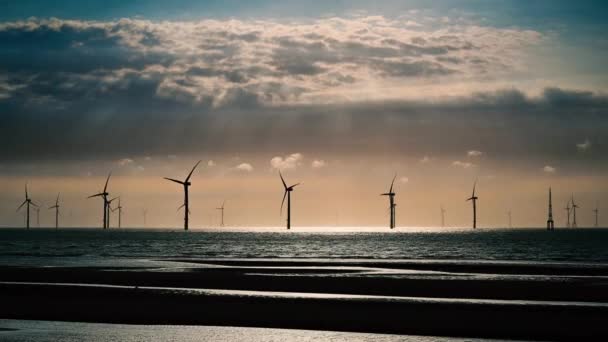 風力タービンのファンは輝く海の上で回転します ダイナミック クレプティック 台湾北西部沖の洋上風力発電所 緑の力の一つ — ストック動画