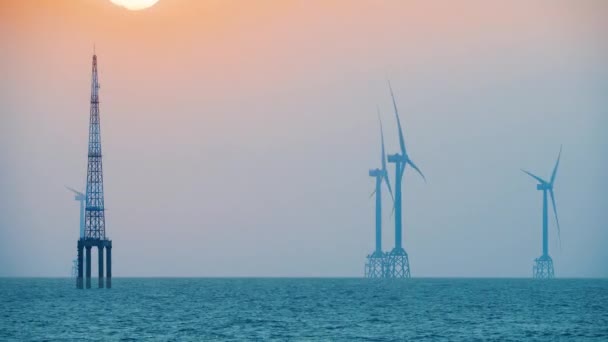 Los Fanáticos Las Turbinas Eólicas Giran Sobre Brillante Mar Sol — Vídeos de Stock
