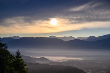 Bulut boşluğu ışığı (Crepuscular Ray) köyde parlıyor. Güneşin doğuşunu ve bulutların denizini yakalayın. Jinlong Dağı, Nantou, Tayvan