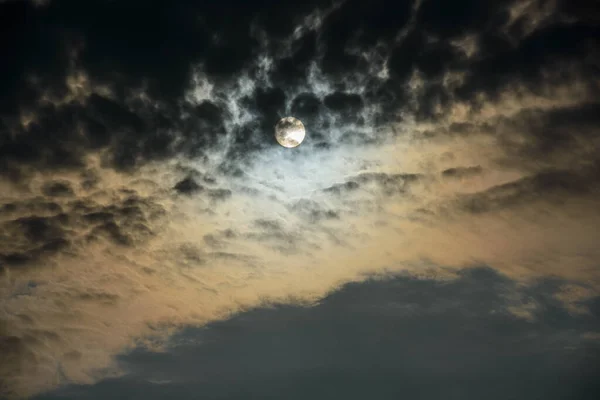 Сутінках Сонце Затьмарилося Швидкими Хмарами Динамічно Змінюючи Хмарний Пейзаж Небі — стокове фото