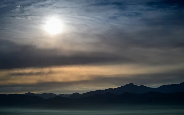 Cahaya Celah Awan Sinar Crepuscular Bersinar Desa Tangkap Matahari Terbit — Stok Foto