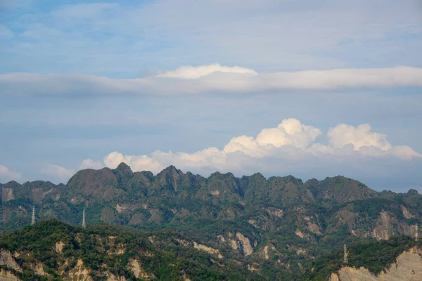 Forma Montanha Como Uma Chama Céu Azul Nuvens Movimento Noventa — Fotografia de Stock