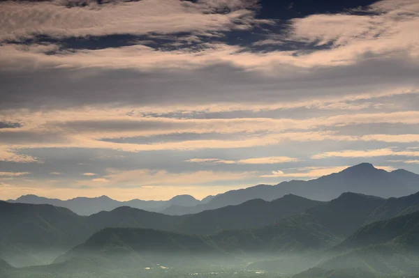 Lapisan Awan Putih Dan Lapisan Puncak Gunung Saling Melengkapi Satu — Stok Foto