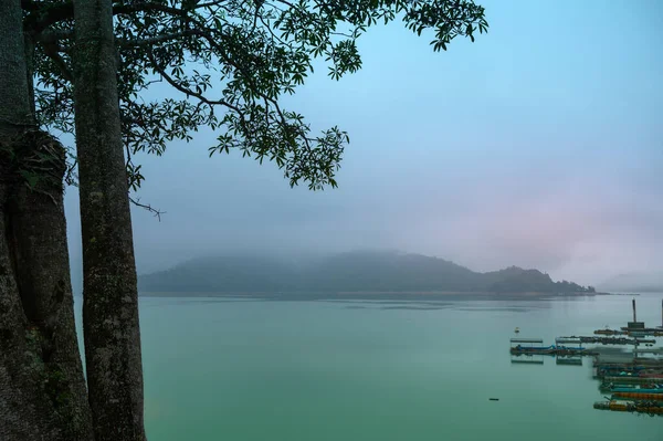 Nuvens Dinâmicas Nevoeiro Ondas Delicadas Lago Sun Moon Lake Início — Fotografia de Stock