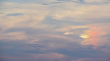 Şehrin canlı günbatımı manzarası. Dinamik bulutlar paletler gibidir. Taipei 'nin Muhteşem Akşam Görüşleri: Dinamik Bulutlar ve Şehir Manzarası.