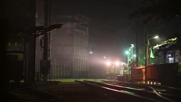 Ett Gult Dieseltåg Kör Stationen Natten Med Lyset Tänt Jingtong — Stockvideo