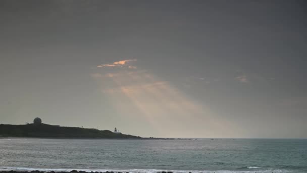 Napsugarak Ragyognak Tenger Felszínén Narancs Crepuscularis Ray Fugui Cape Világítótorony — Stock videók