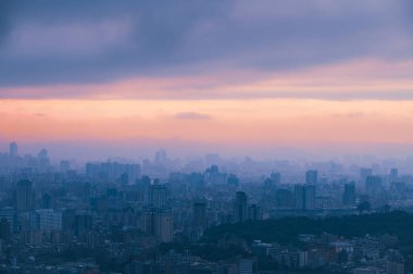 Şehirli şehvetli gün batımları: Değişen gökyüzü ve ışıkla nefes kesici şehir manzaraları. Taipei 'nin Muhteşem Akşam Görüşleri: Dinamik Bulutlar ve Şehir Manzarası.