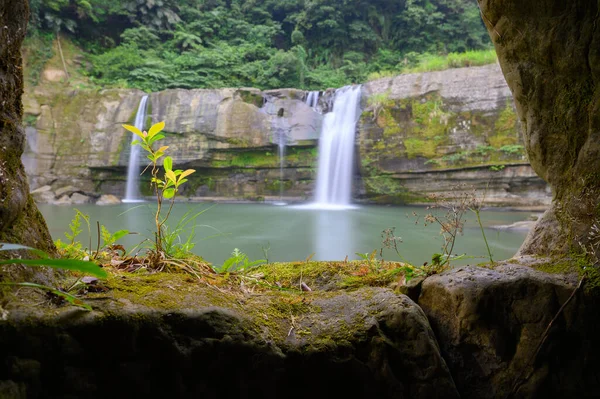 它的大悬崖因跳跃而很受欢迎 还有一个安全的游泳池 岭桥瀑布位于新台北市平西区 — 图库照片