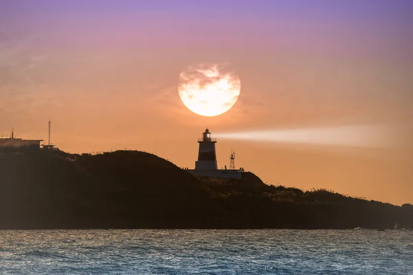 夕暮れ時 太陽は地平線 灯台のシルエットに向かって行きます 夕日の撮影や観光地として知られる福井岬灯台 — ストック写真