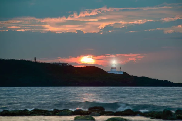 Atardecer Sol Hacia Horizonte Silueta Del Faro Fugui Cape Lighthouse — Foto de Stock