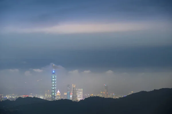 빛나는 도시는 구름으로 둘러싸여 도시의 Spectacular Evening Views Taipei Dynamic — 스톡 사진
