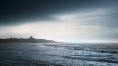 Tayfundan önce deniz dalgaları ve gökyüzü bulutları. Dramatik manzara. Shimen 'deki Fugui Burnu Deniz Feneri. Tayvan