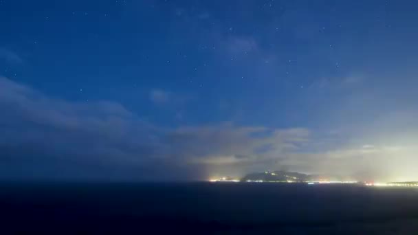 云彩迅速地从海上飘移到陆地上 公辽龙洞海滨的夜景 — 图库视频影像