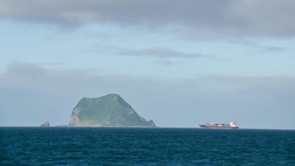 Egy Konténerekkel Teli Teherhajó Készül Elhagyni Egy Kis Szigetet Tengerben — Stock videók