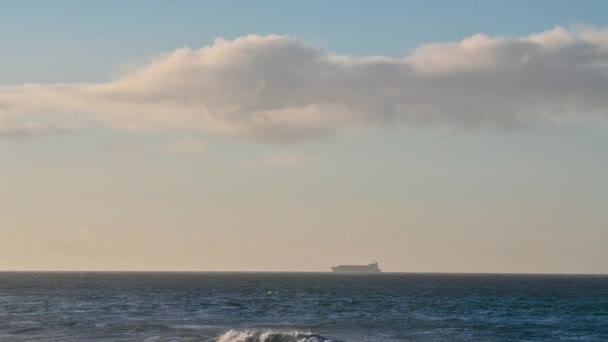Mielőtt Tájfun Jött Egy Teherhajó Hajózott Tengeren Drámai Égbolt Felhőkkel — Stock videók