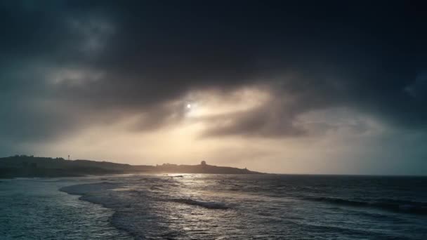 Ondas Mar Nuvens Céu Paisagem Dramática Anoitecer Farol Cabo Fugui — Vídeo de Stock